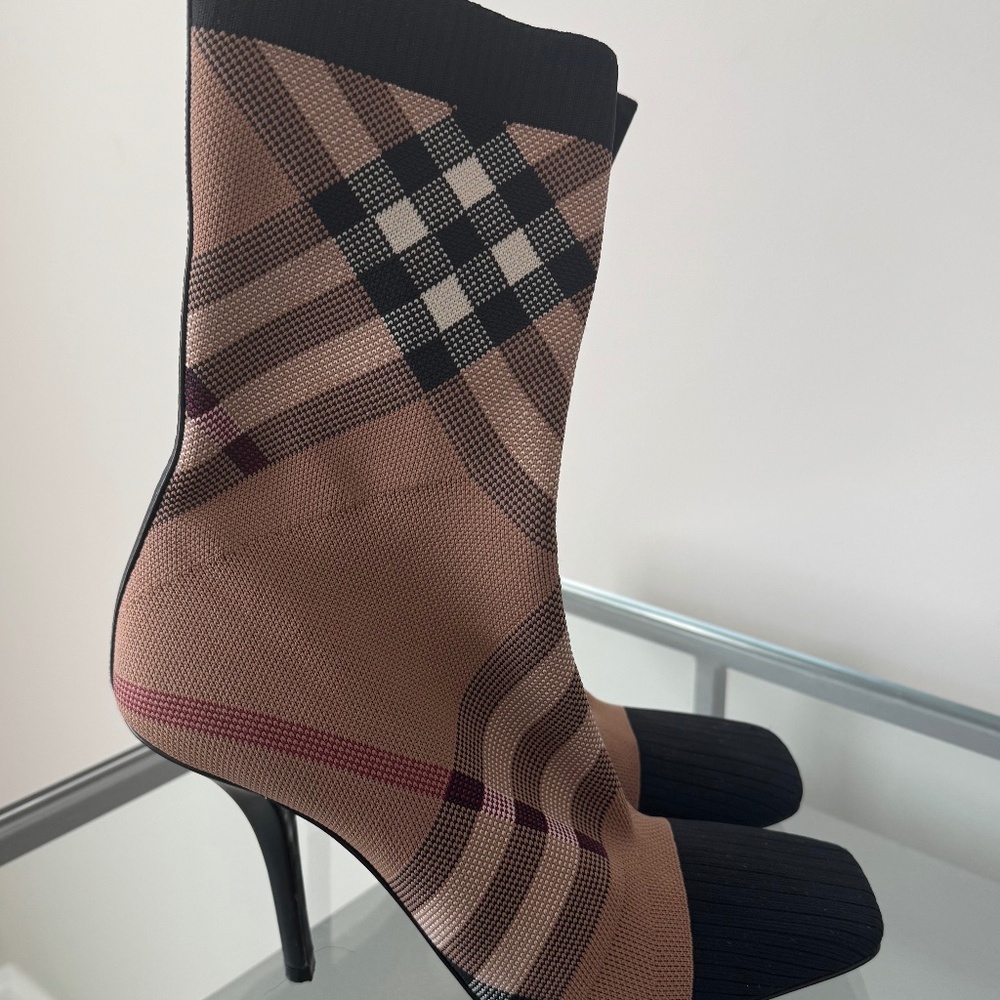 Burberry ankle boot on leather sole size 39
